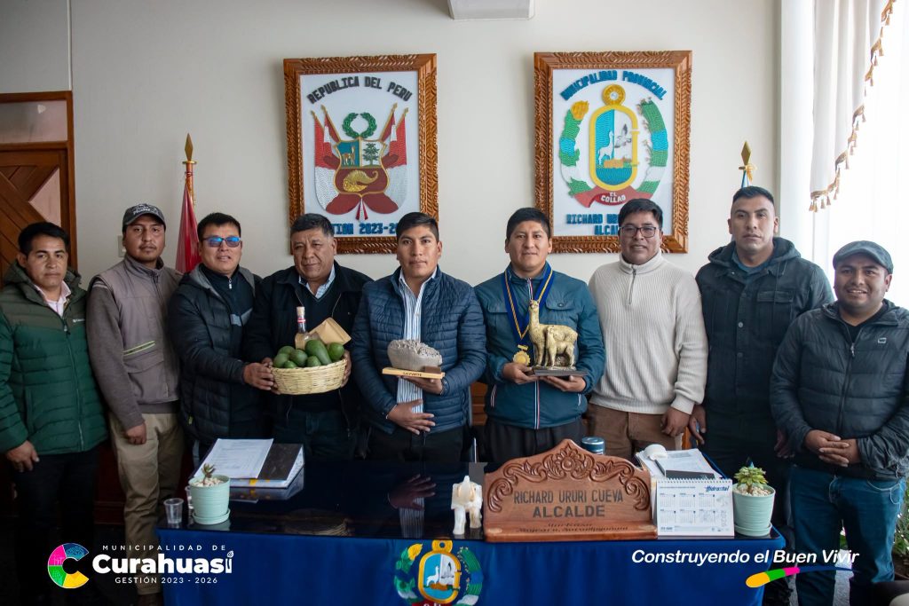 𝗔𝗹𝗰𝗮𝗹𝗱𝗲 𝗚𝗼𝗿𝗸𝘆 𝗟𝗲𝗼́𝗻 𝘃𝗶𝘀𝗶𝘁𝗮 𝗹𝗮𝘀 𝗶𝗻𝘀𝘁𝗮𝗹𝗮𝗰𝗶𝗼𝗻𝗲𝘀 𝗱𝗲 𝗹𝗮 𝗳𝗶𝗹𝗶𝗮𝗹 𝗱𝗲 𝗹𝗮 𝗨𝗡𝗝𝗕𝗚 𝗲𝗻 𝗜𝗹𝗮𝘃𝗲, 𝗽𝗿𝗼𝘃𝗶𝗻𝗰𝗶𝗮 𝗱𝗲 𝗘𝗹 𝗖𝗼𝗹𝗹𝗮𝗼